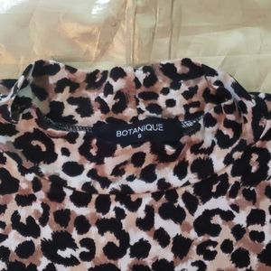 ~ Botanique Women's Shortsleeve Top Size Sma…